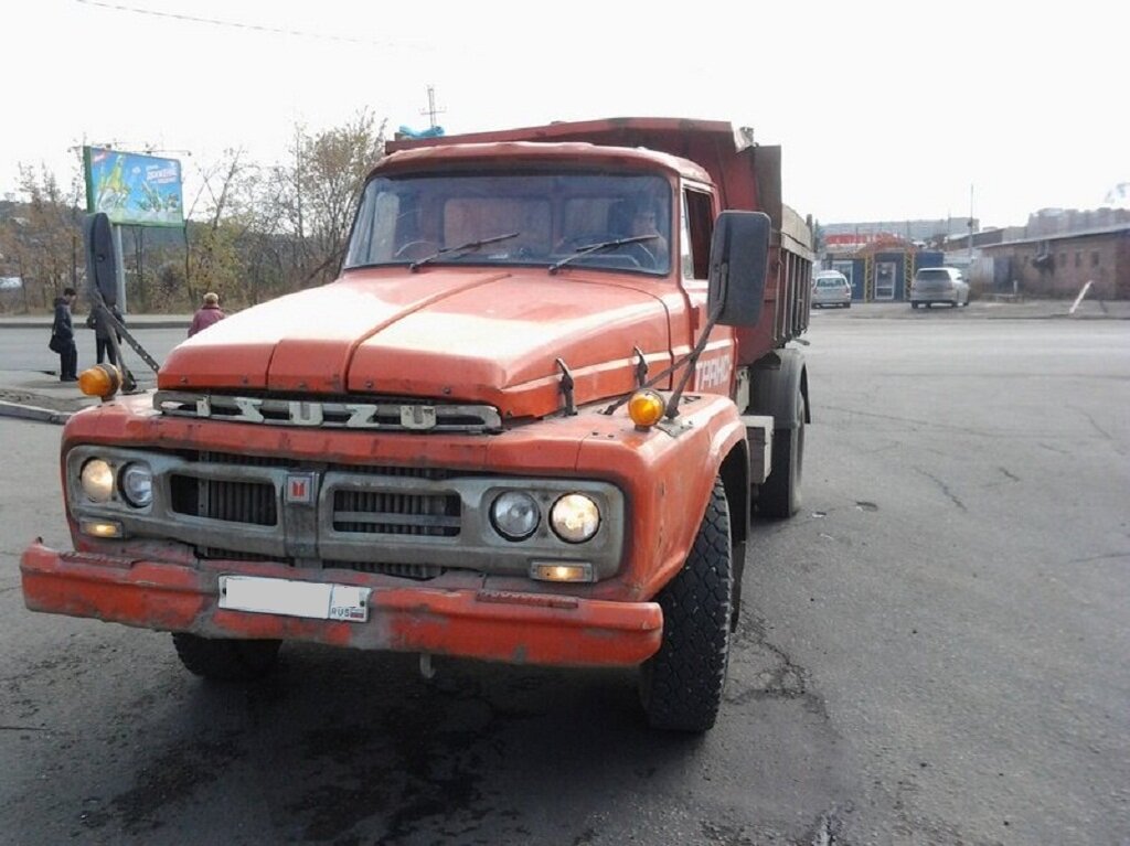 Японский самосвал Исузу.