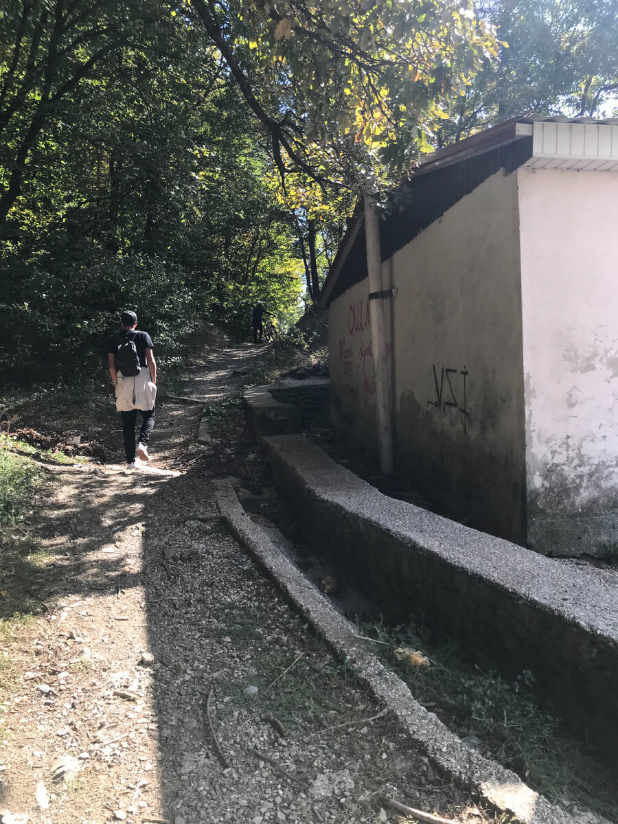 Старт. Мы увидели как туда смело поехал велосипедист, и поняли, что нам за ним.