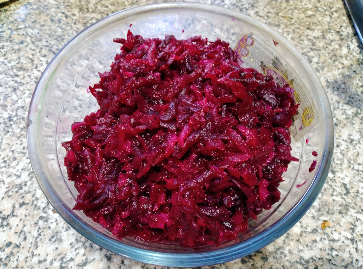 Натерла, присолила, добавила несколько зубчиков чеснока. 