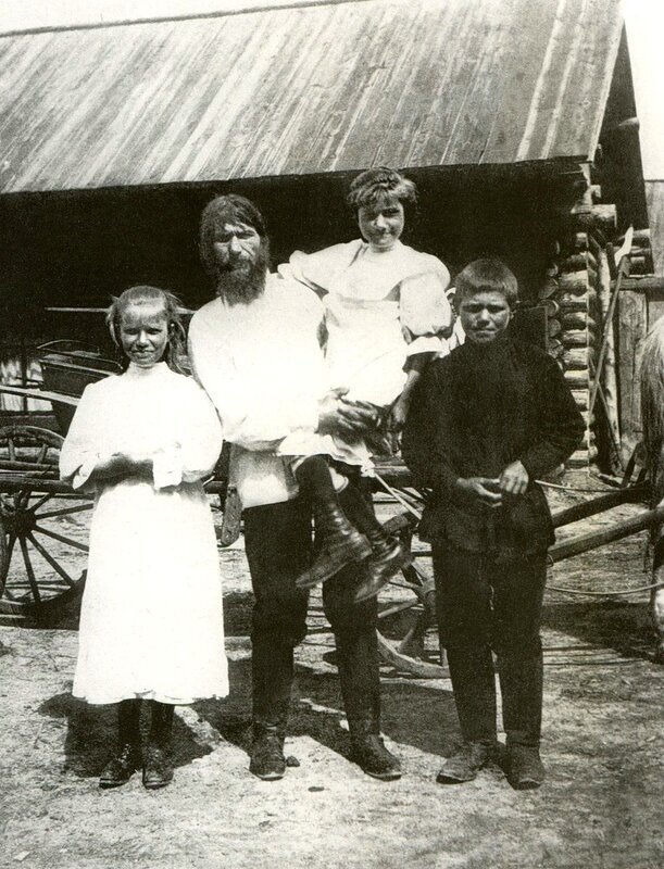 Григорий Распутин со своей семьей 