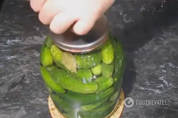 Залить огурцы маринадом и закатать