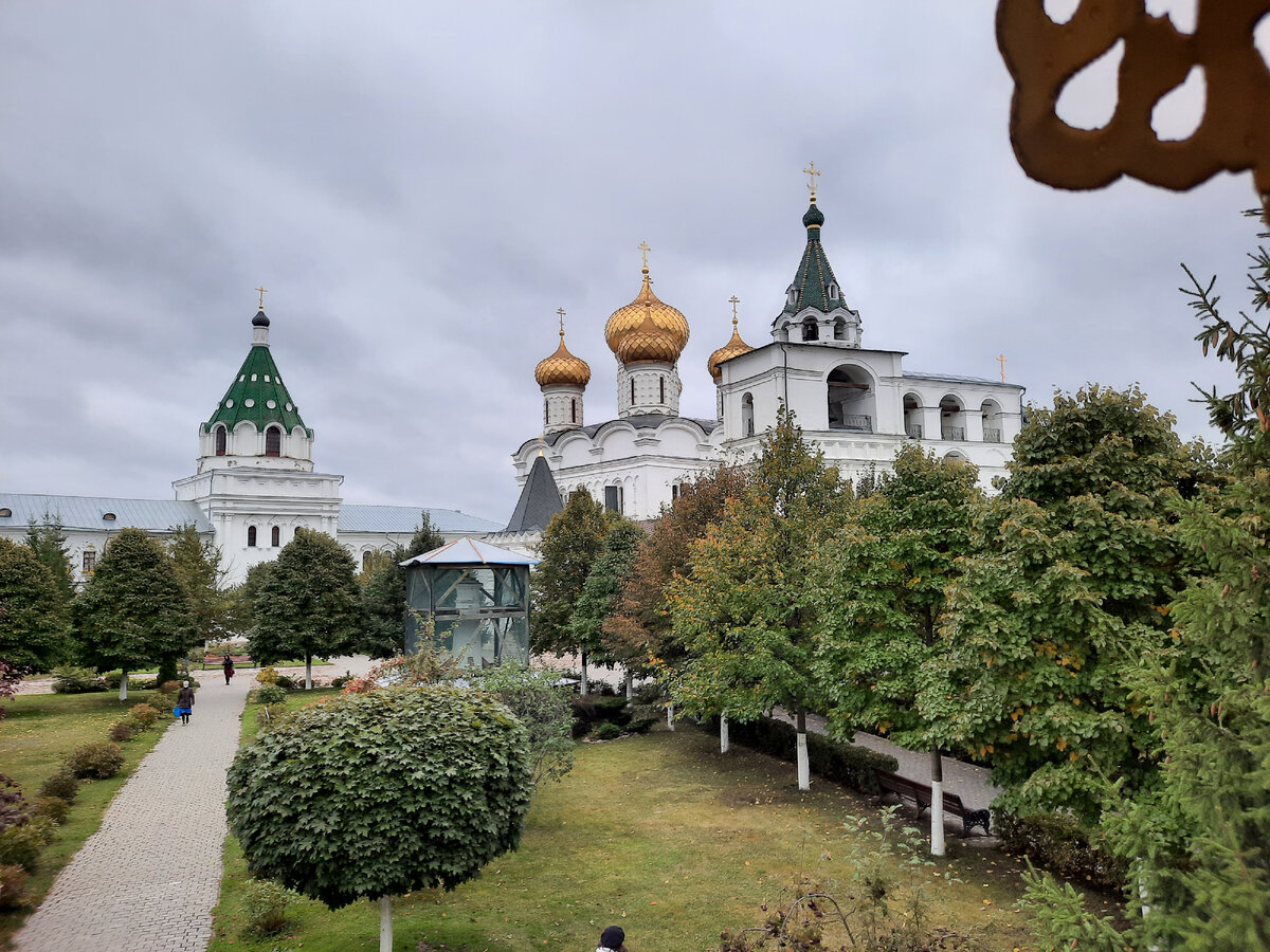 на художественной фотографии запечатлена белокаменная