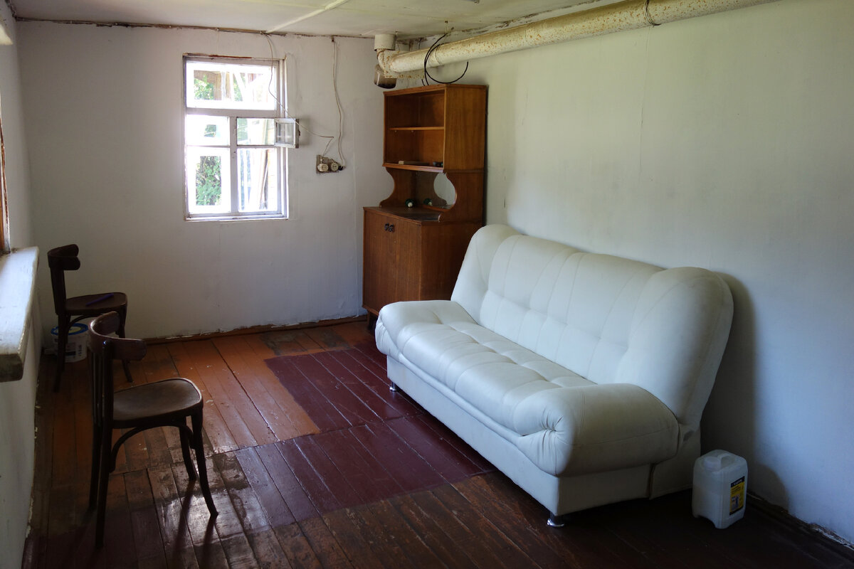 Надеюсь, что теперь, когда мебели и лишних тряпок нет затхлого запаха не будет.