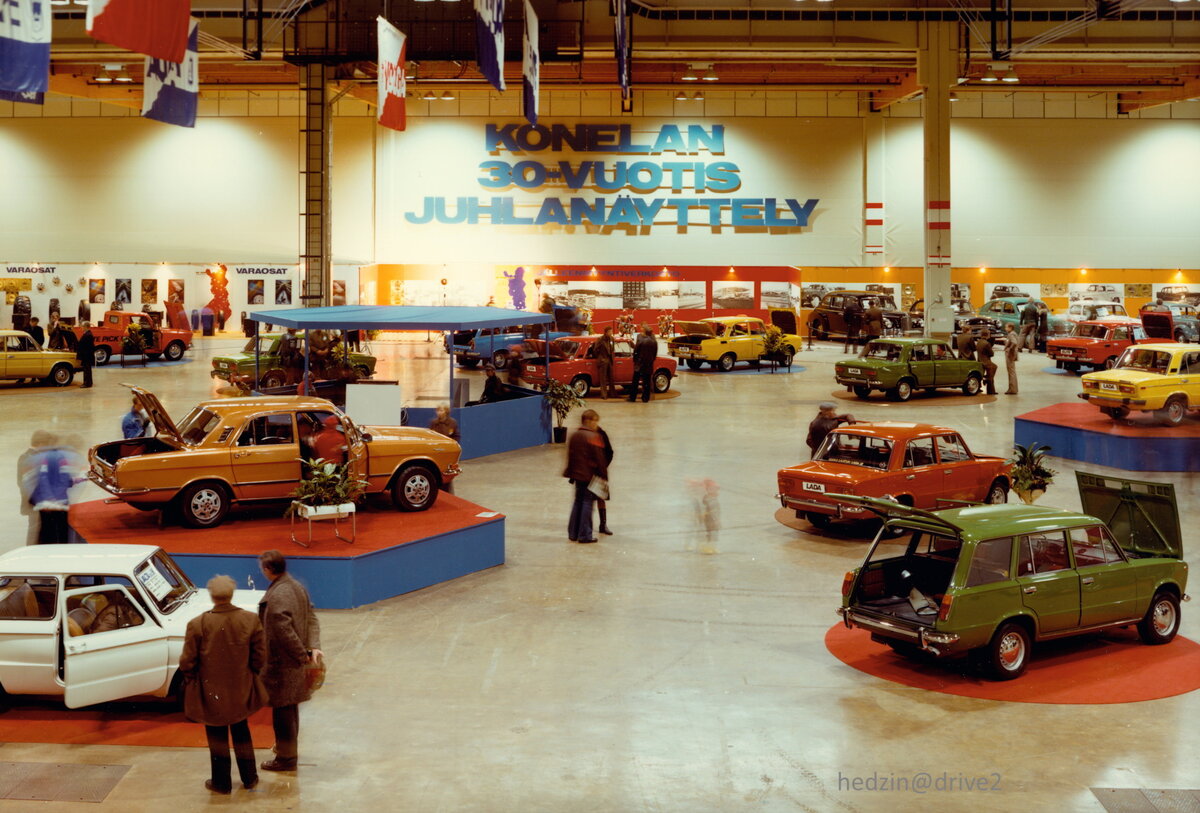 Пользователь сайта Drive2 опубликовал интересную подборку фотографий, сделанных на выставке советских автомобилей в Финляндии в 1977 году.