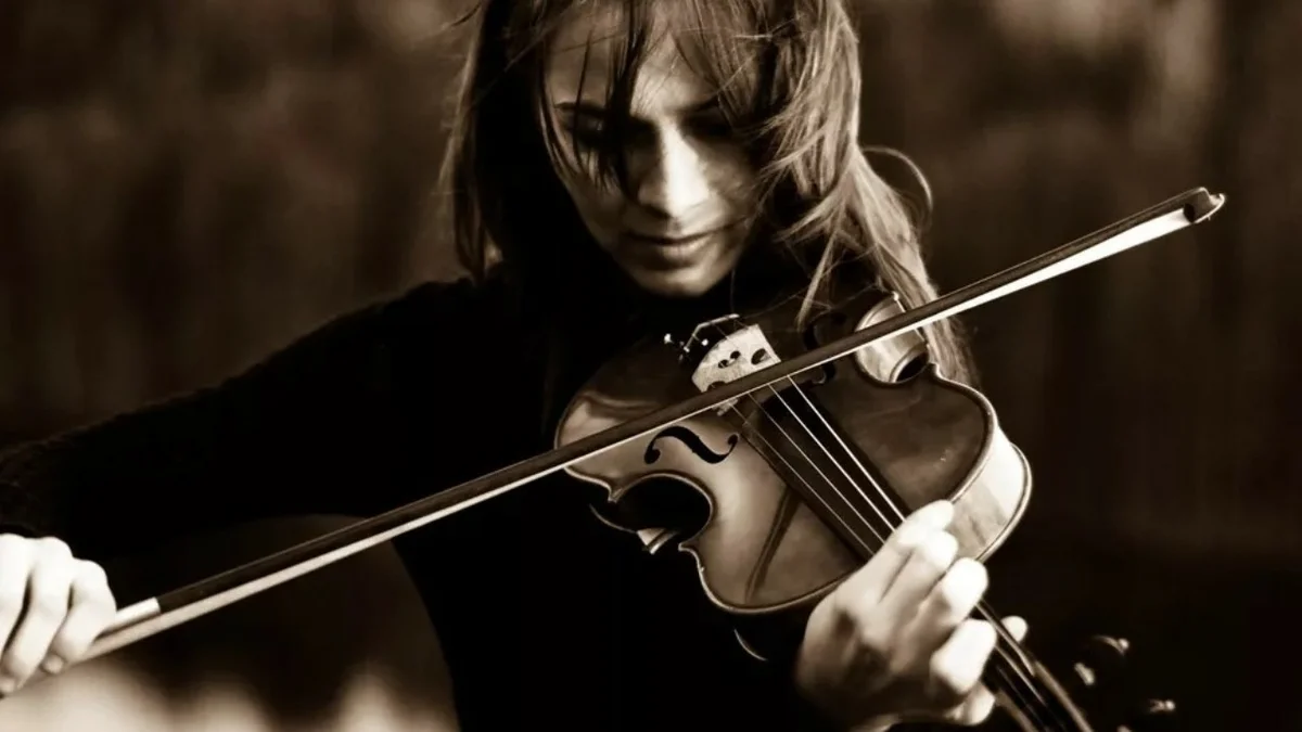 Девушки со скрипкой. Девушка скрипачка. Скрипач. Самая популярная скрипка