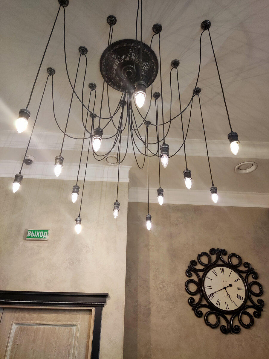 Светильники на фото иллюстрируют мою миссию: я вношу ясность в размышления собеседников