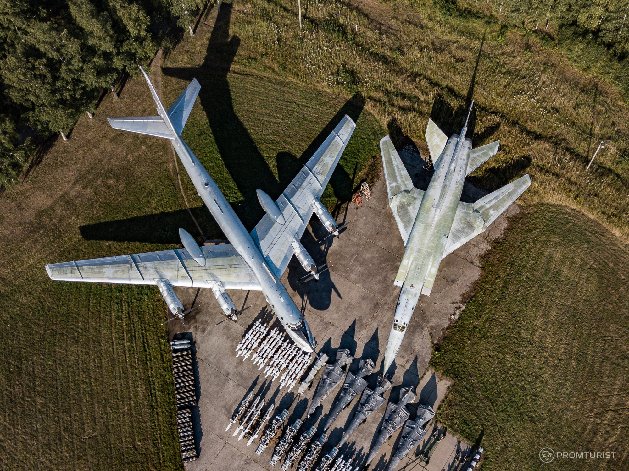 Собирал грибы, а нашёл (на полянке) Ту-95 и Ту-22М3. Ну и сравнил их ✈️??7