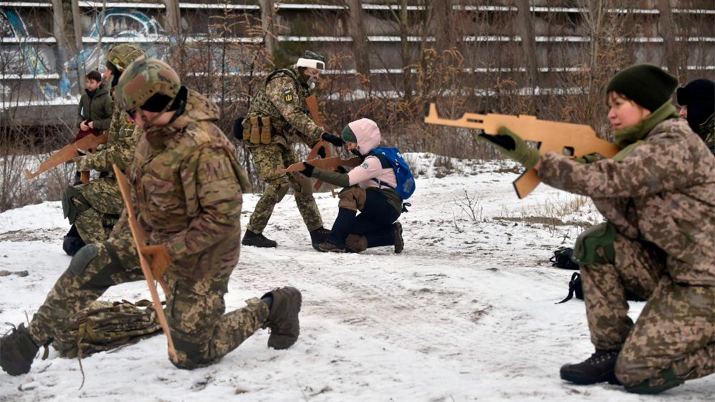 Военное нападение это. ВСУ С деревянными автоматами. Территориальная оборона Украины с деревянными автоматами. Украинские солдаты с деревянными автоматами.