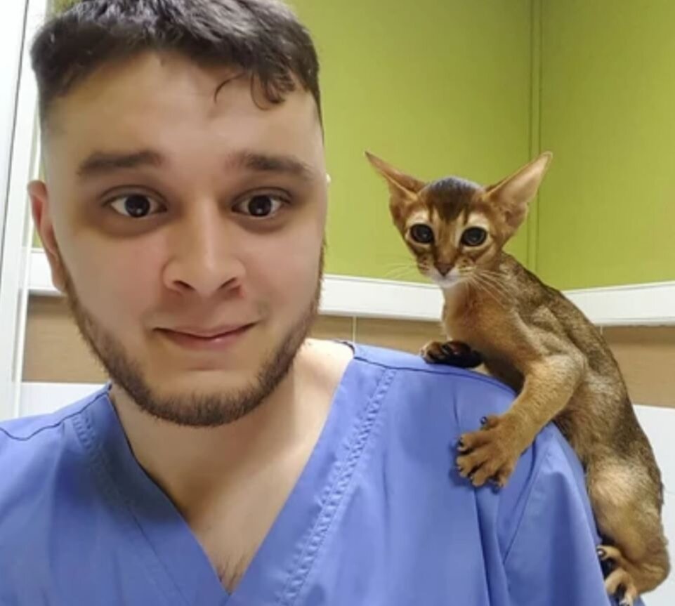 А этот малыш с порога был готов подружиться с докторами