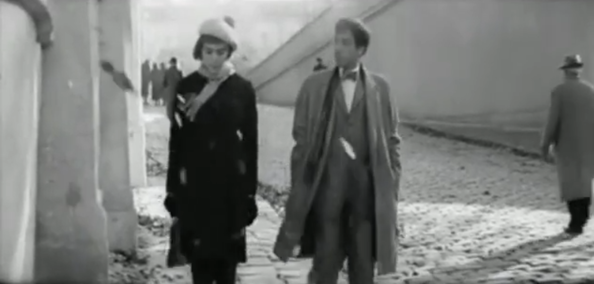 Есть предположение, что в этой сцене листья подсыпали перед камерой, так же, как и снег в "Игле".