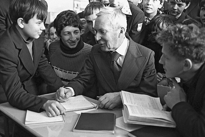 2. Андрей Колмогоров в гостях у учащихся физико-математической школы-интерната в Москве