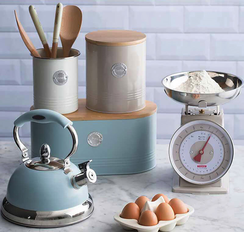 Кухонные весы бренда Typhoon предназначены для измерения в граммах, килограммах, фунтах и унциях. Бесшовный металлический корпус с эмалированным покрытием отличается износоустойчивостью и защищает от ржавчины.  Объемная стальная чаша на весах способна выдерживать нагрузку до 4 кг. Модель кремового цвета идеально впишется в классический или современный интерьер кухни.