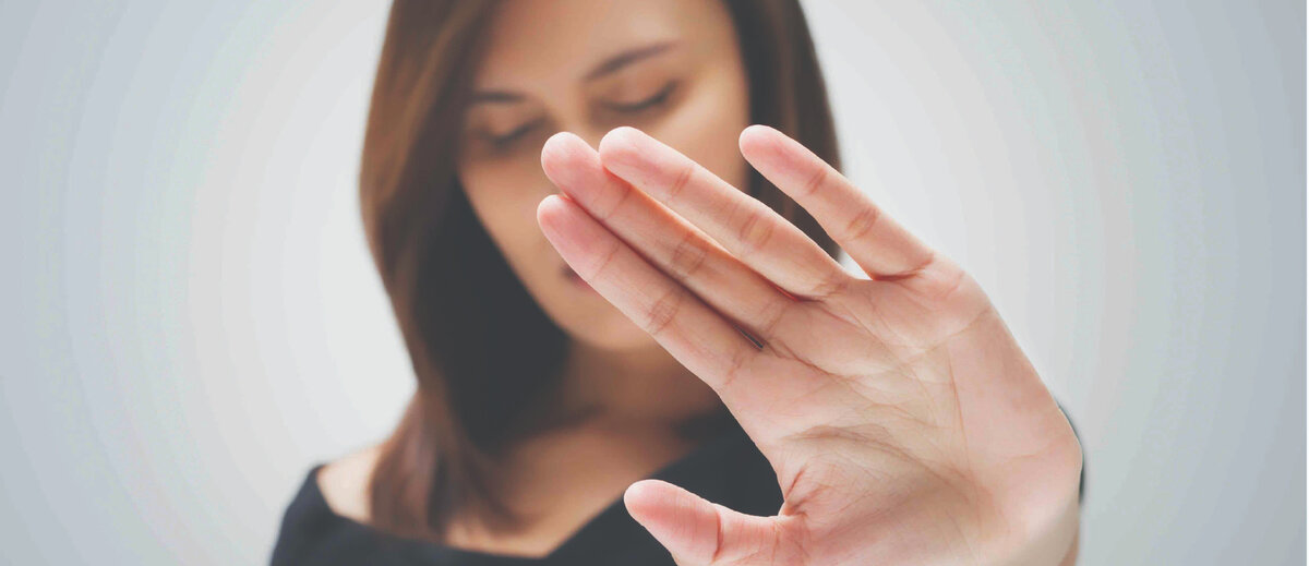 Отрицает почему и. Сердитая женщина. Девушка показывает жест. Девушка с руками накрест. Научитесь говорить нет людям.