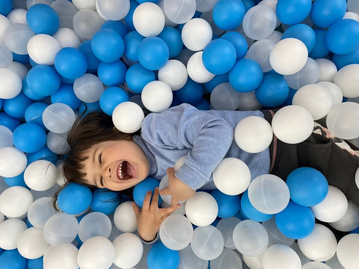 в бассейне с шариками