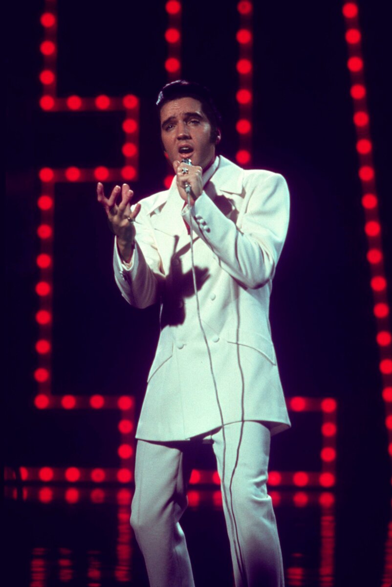Элвис Пресли на NBC "Come Back Special" в 1968 году "If I Can Dream", одетый в белое. 
