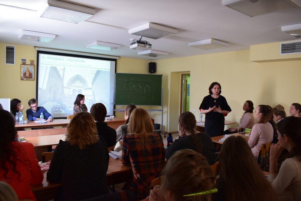 На занятиях в ПСТГУ. Преподаватель – руководитель программы – доктор педагогических наук, заведующая кафедрой педагогики Светлана Юрьевна Дивногорцева, автор более 100 научных и методических трудов в области педагогики