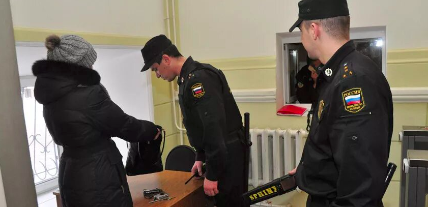 Досмотр в отделе полиции. Охрана в суде судебные приставы. охранник в суде. здание суд приставы. досмотр в суде.