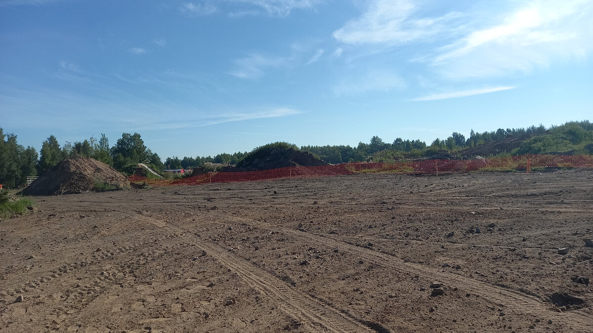 Видимо,для соответствия мероприятию.Бездорожье и на парковке должно быть. 