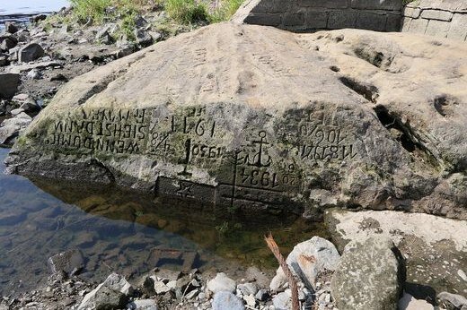     Предвестники катастрофы: в пересохших реках Европы появились “голодные камни”