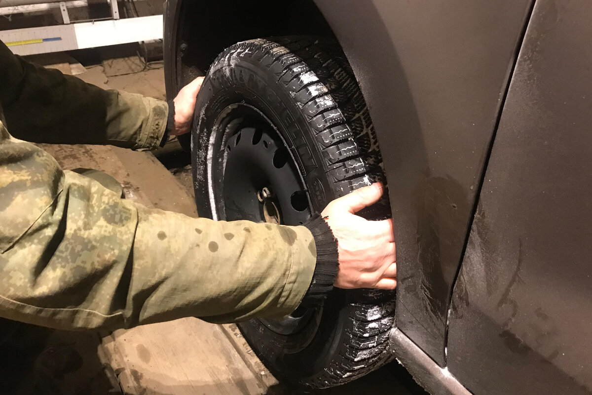 шипы болтаются в шине почему