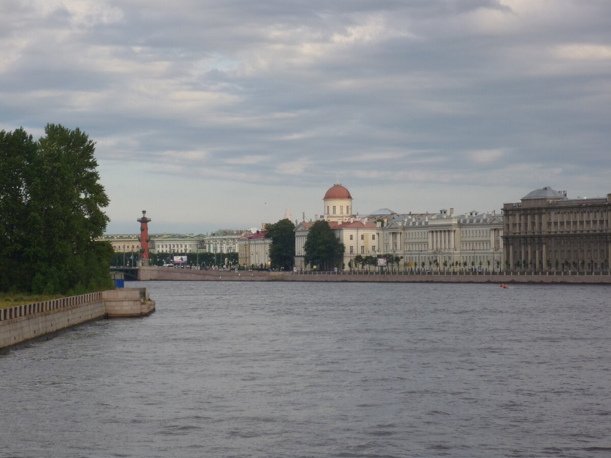 Бывшее здание таможни на набережной Макарова, 4