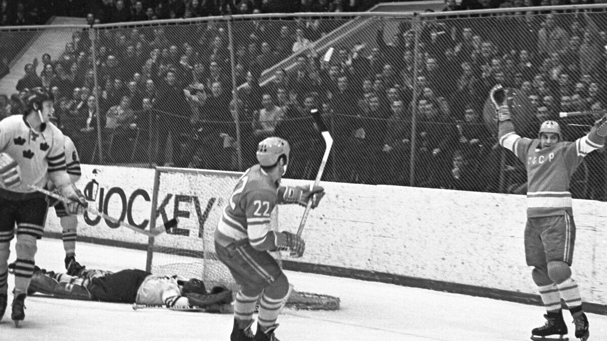    Гол в ворота сборной Швеции забивает нападающий сборной СССР Вячеслав Анисин (№ 22), справа - Александр Бодунов (№ 14). Международный хоккейный турнир на приз газеты "Известия". Встреча между сборными СССР и Швецией. Дворец спорта, 16-23 декабря 1972 года.© РИА Новости / Александр Макаров