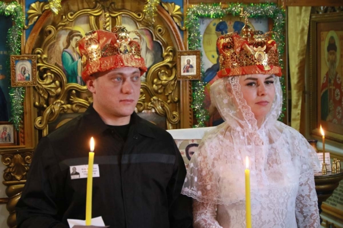    Супруги давно мечтали обвенчаться.