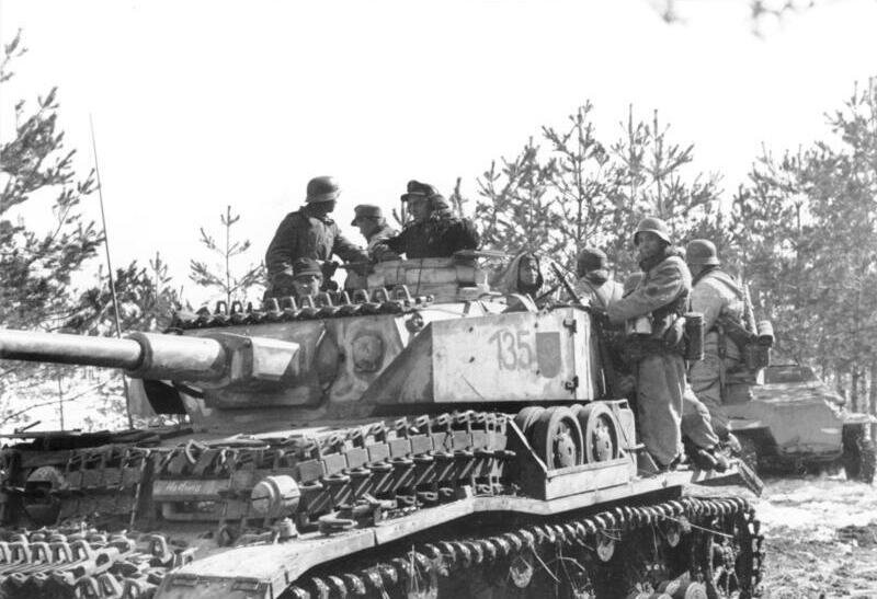 Panzer IV с длинным орудием. Основной танк, стоявший на вооружении частей 4-й ТА, начиная с зимы 1941-42 г.