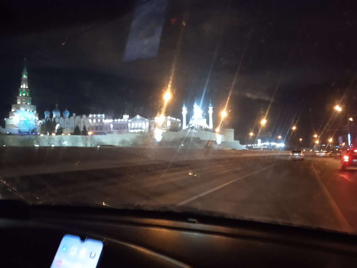 С левой стороны остаётся кремль. Фото автора.