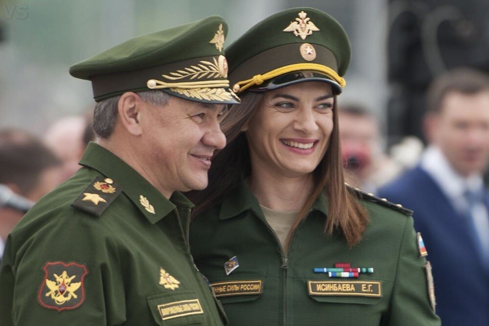 Сергей Шойгу и Елена Исинбаева. Фото: newsfrol.ru
