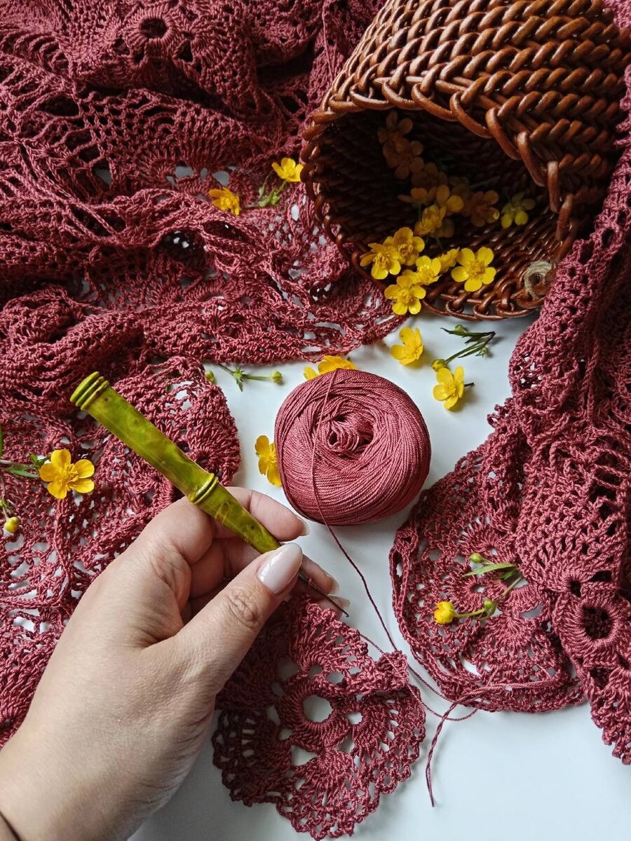 Процесс вязания скатерти