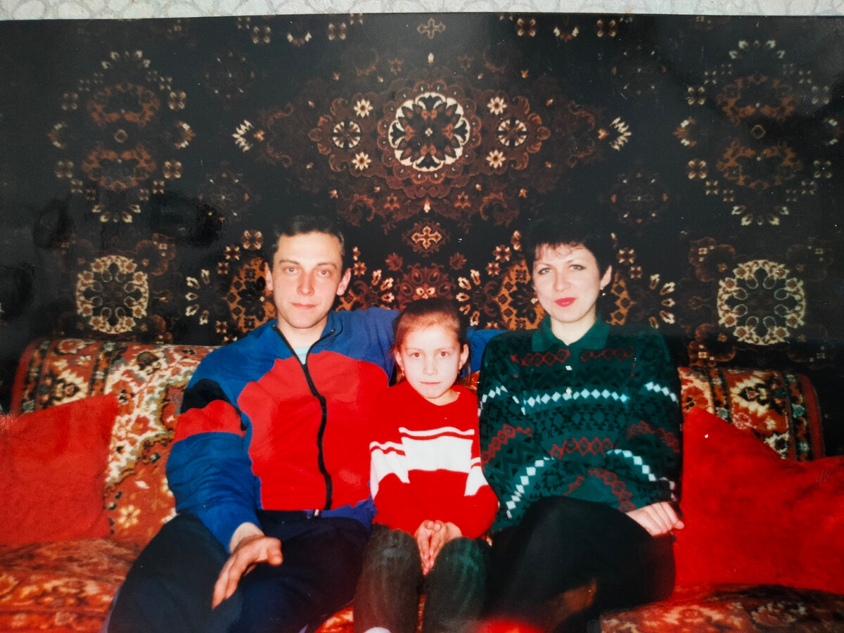 Фото-привет из 90-х))) снято на полароидный фотик, кто не узнал слева на право Женя, Юля, Лена)))
