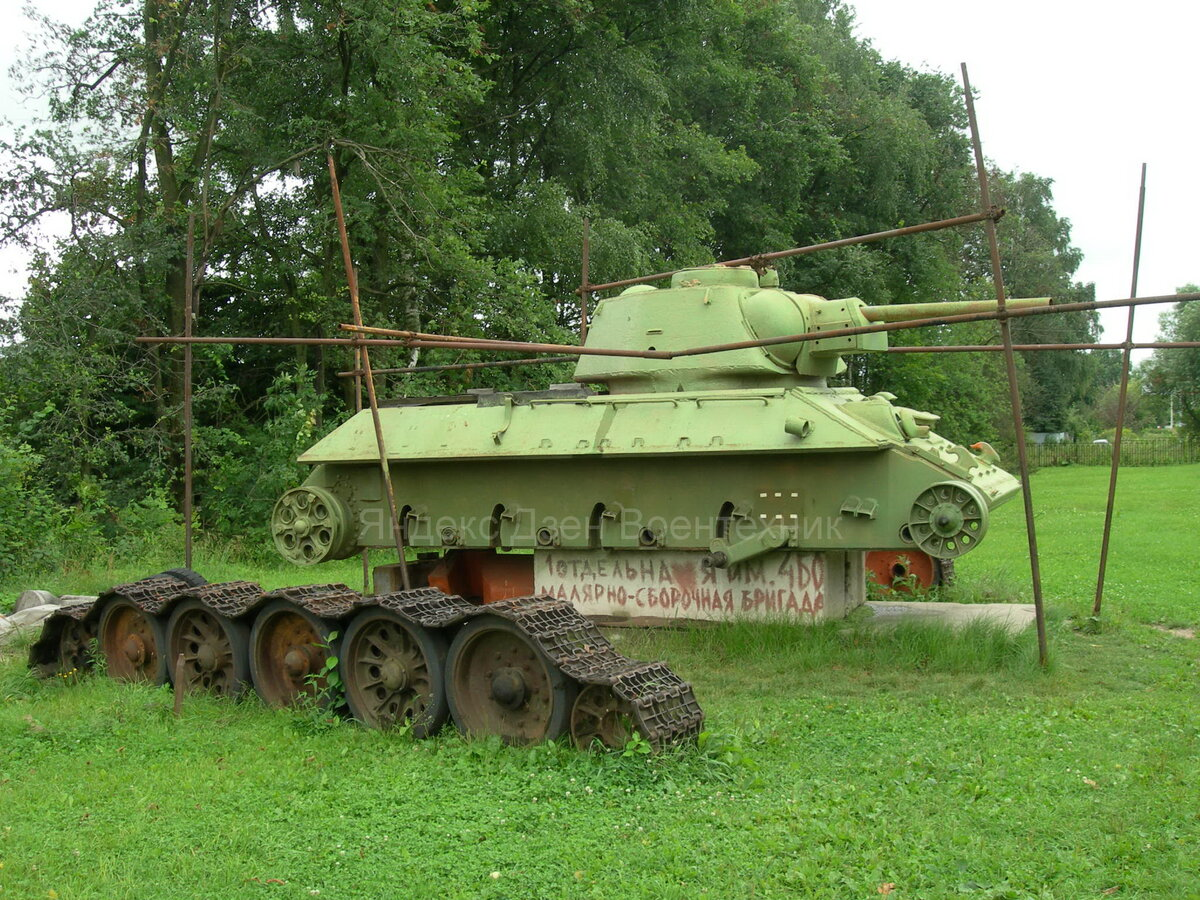 Сборка Т-34-76 во дворе музея. Авторское фото