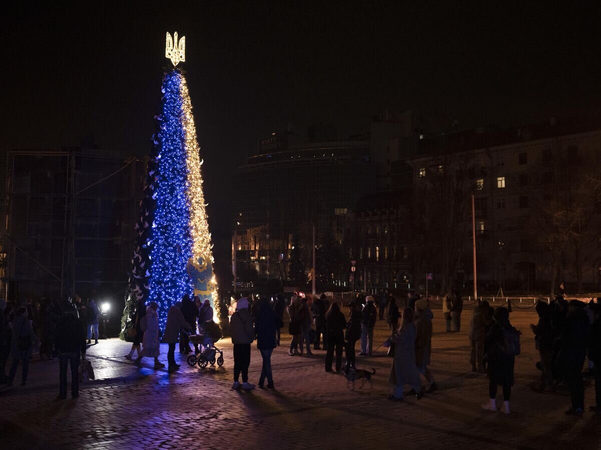    Рождественская ель в Киеве, 23 декабря 2022 © AP Photo / Felipe Dana