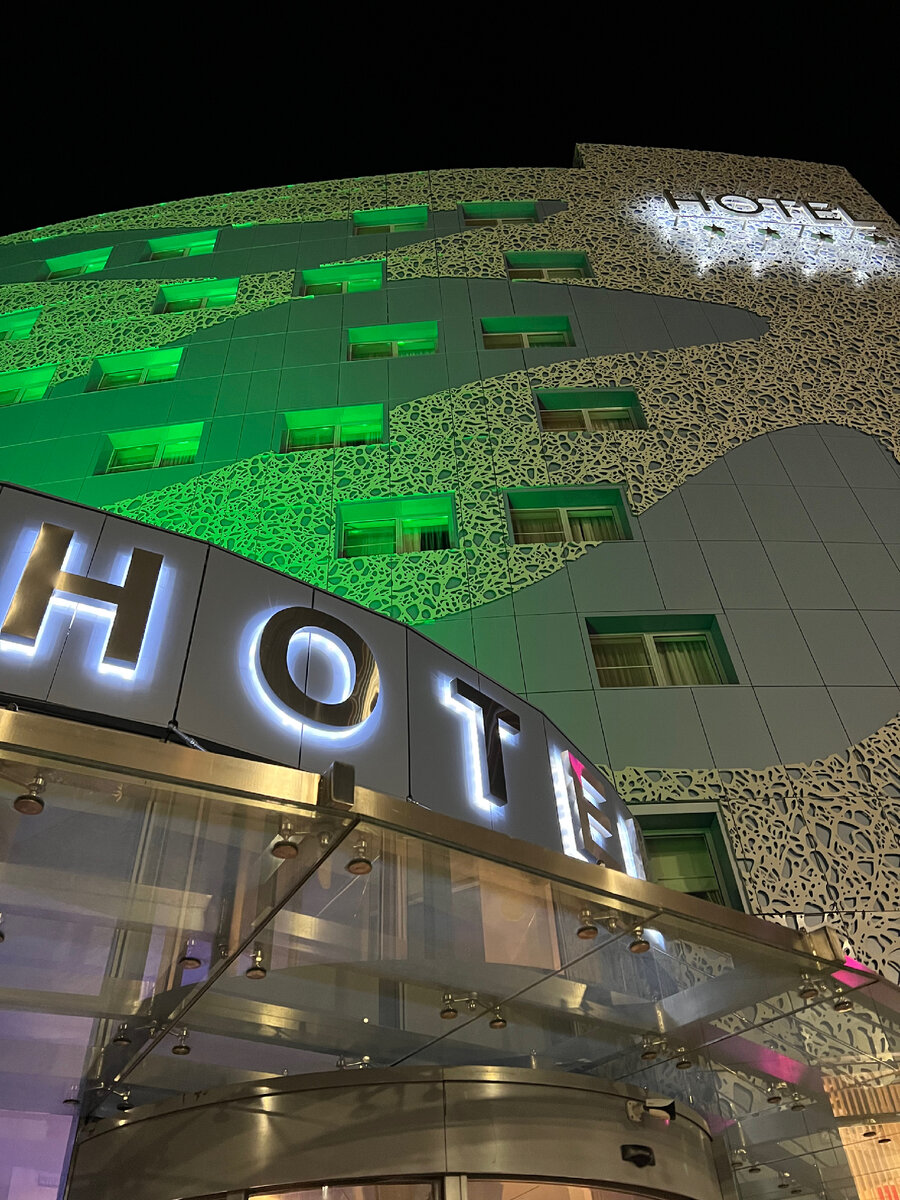 Так выглядит отель в вечернее время 