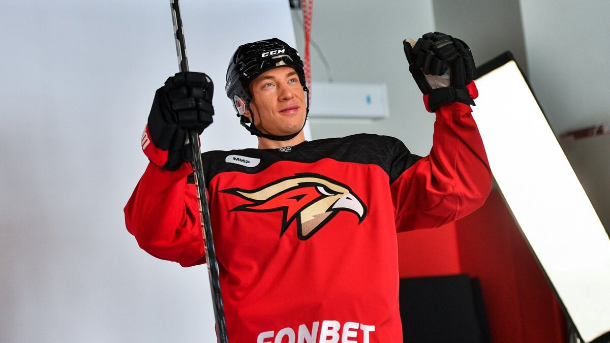     Хоккеист поделился некоторыми нюансами околохоккейной жизни и своим мироощущением.