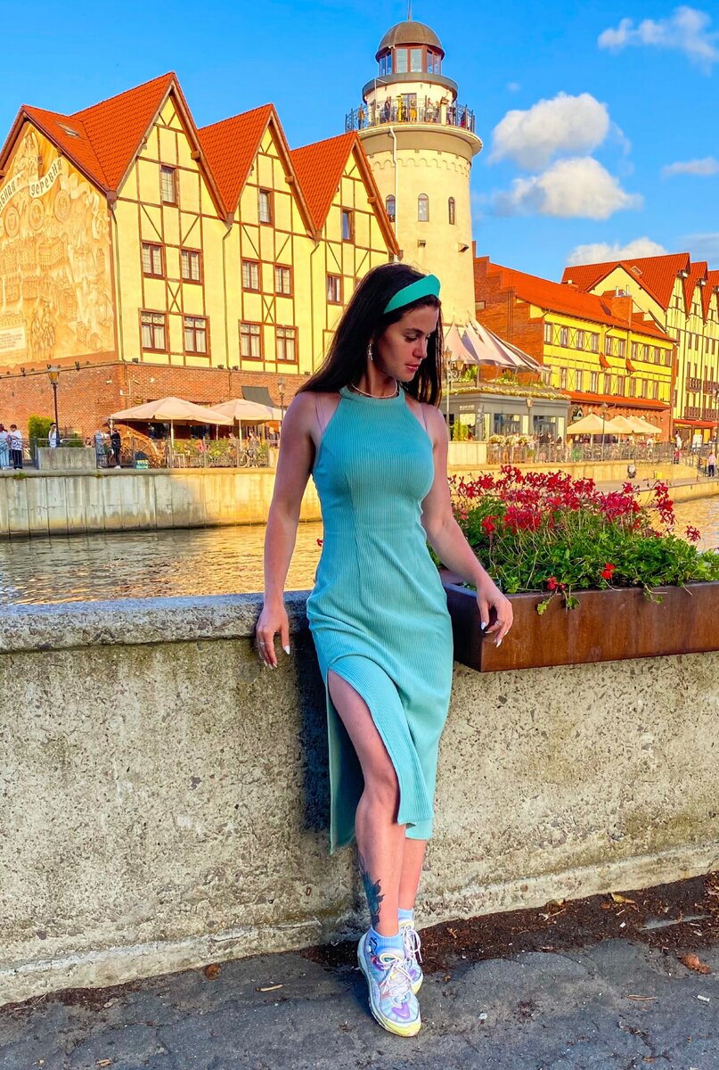 Здания на этой открыточной фото - новодел. Рыбная деревня существует всего несколько лет. Этот вид стал визитной карточкой Калининграда и люди полагают, что он весь такой… нифига!