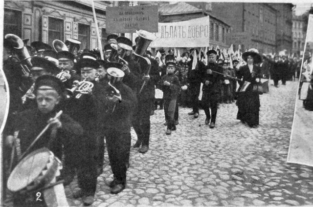 Торжественное памятное шествие приютских детей к памятнику в 1910г. 