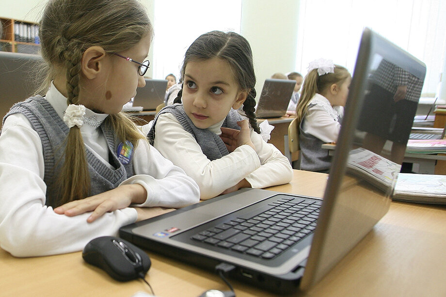 Школьники будут обязаны вести социальные сети. Фото: Дмитрий Рогулин/ТАСС
