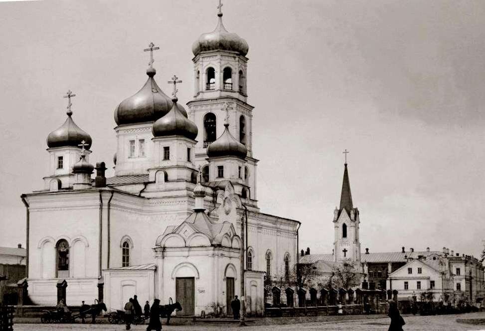 Единоверческая церковь на углу Саратовской и Предтеченской. На заднем плане - силуэт лютеранской кирхи на Дворянской