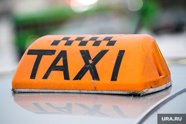    Отличить такси в Марокко можно по цвету