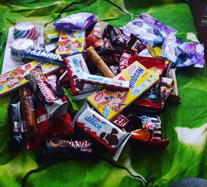 Большинство моих знакомых неравнодушны к сладкому, одни сгорают от желания полакомиться огромнейшим тортом, а другие пугливо отнекиваются даже от маленькой конфетки, в страхе поправиться. Но сегодня я хочу поговорить не о питании, а рассказать несколько полезных фактов. И так начнем.