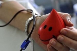 Есть немало ситуаций, когда жизнь человека держится на волоске. И в такие нелёгкие моменты человек ожидает донорской крови, которая спасёт человека в опасной ситуации. Донорство началось очень давно, поэтому возле этой необходимой процедуры витает много мифов и страхов.