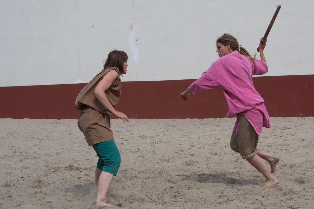 "Вы уже 3 минуты с качелей не слезаете!" "А вы взяли наш паровозик"