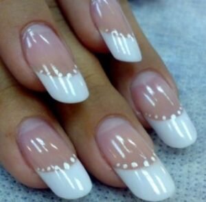 Если ноготь начал расслаиваться, не стоит его расковыривать. Ни к чему хорошему это не приведёт. Нужно делать коррекцию.