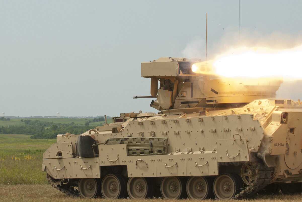 брэдли пулемет. бтр брэдли. американский бмп "брэдли" м2а2. бмп m2a2 bradley. бмп bradley m2a3.