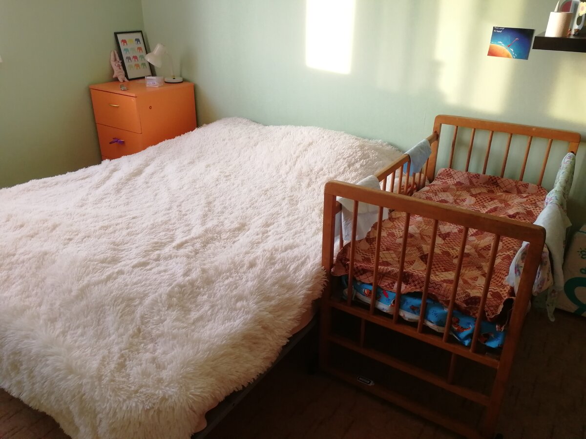 Эта кроватка в идеальном состоянии сохранилась у родителей еще со времен моего младенчества. 
