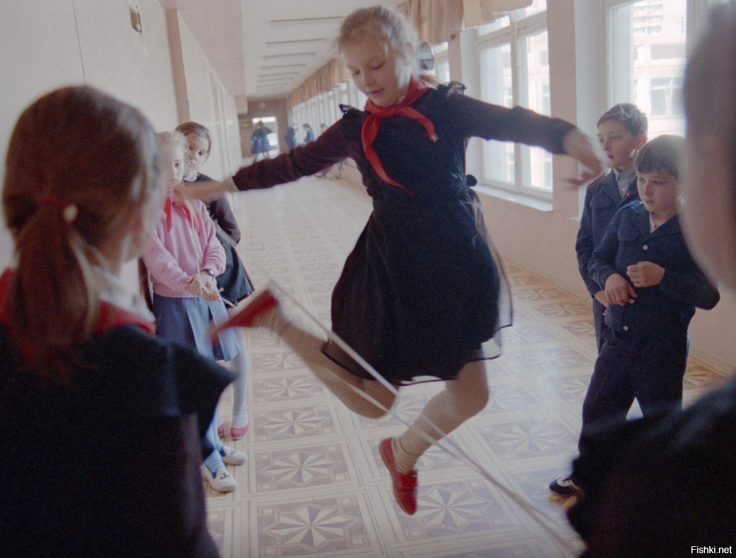 Девочки на перемене в школе. Перемена в школе. Перменав школе. Школьники на перемене. Перемена в Советской школе.