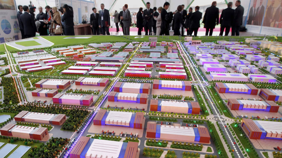 Говорят об индустриальном парке много, макет будущей «теплицы технологий» впечатляет. Но до воплощения мечты пока еще далеко