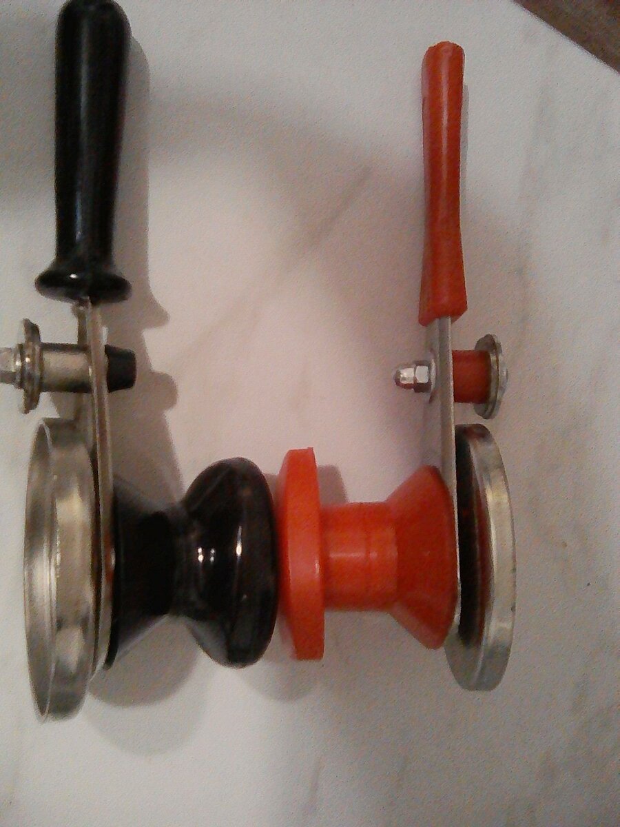 Машинки двух разных производителей